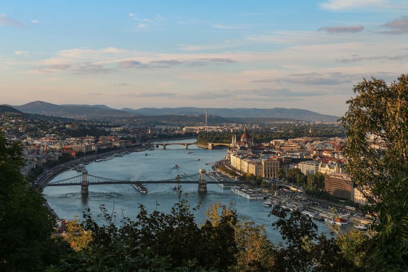 Tüzérségi lövedékeket találtak a budapesti Vigadónál a Dunában