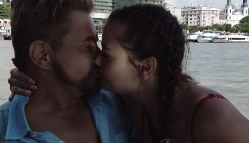 Nála 30 évvel fiatalabb lánnyal váltott csókot Magyarország 37. leggazdagabb embere
