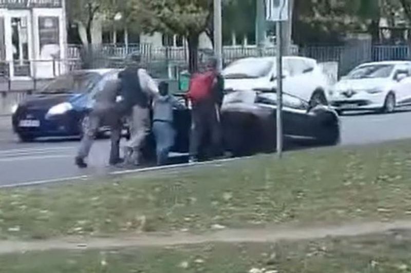 Videó: Gyerekek toltak meg egy lerobbant Lamborghinit Szegeden