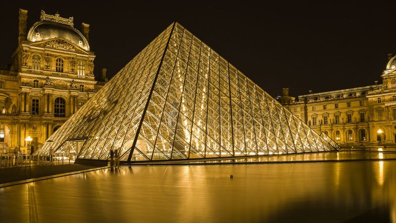 Terrorkészültség Párizsban: Bombariadó miatt kiürítették a Louvre-t