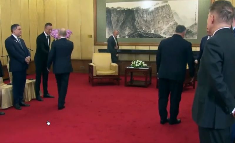 Hyppolit módjára hajlongott Orbán Putyin embere előtt Pekingben