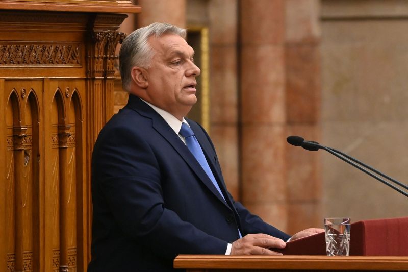 Orbán elrepült Georgiába és elvitte magával az egész kormányt