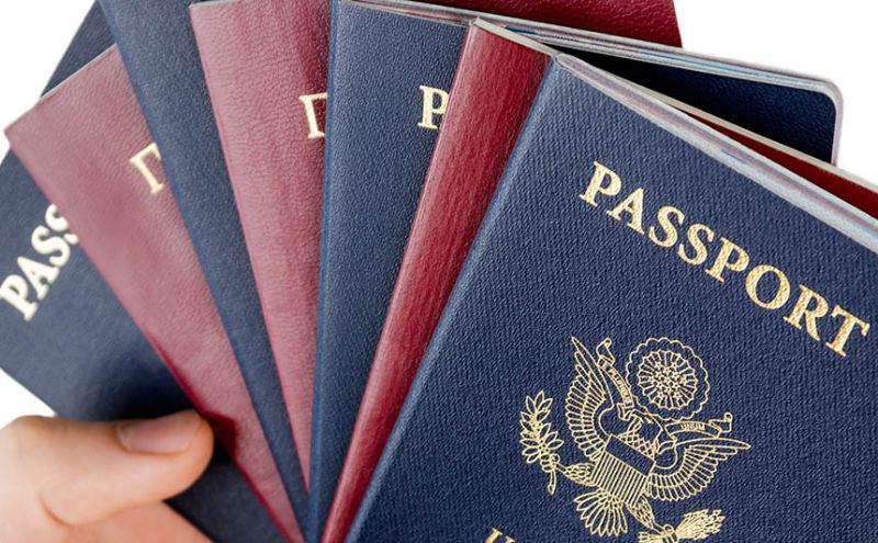 Ezrével szórják Szijjártóék a diplomata-útleveleket