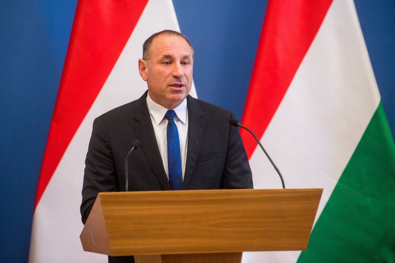 A DK "Korrupt Fideszes Bűnöző" feliratú rabruhával várta Boldog Istvánt