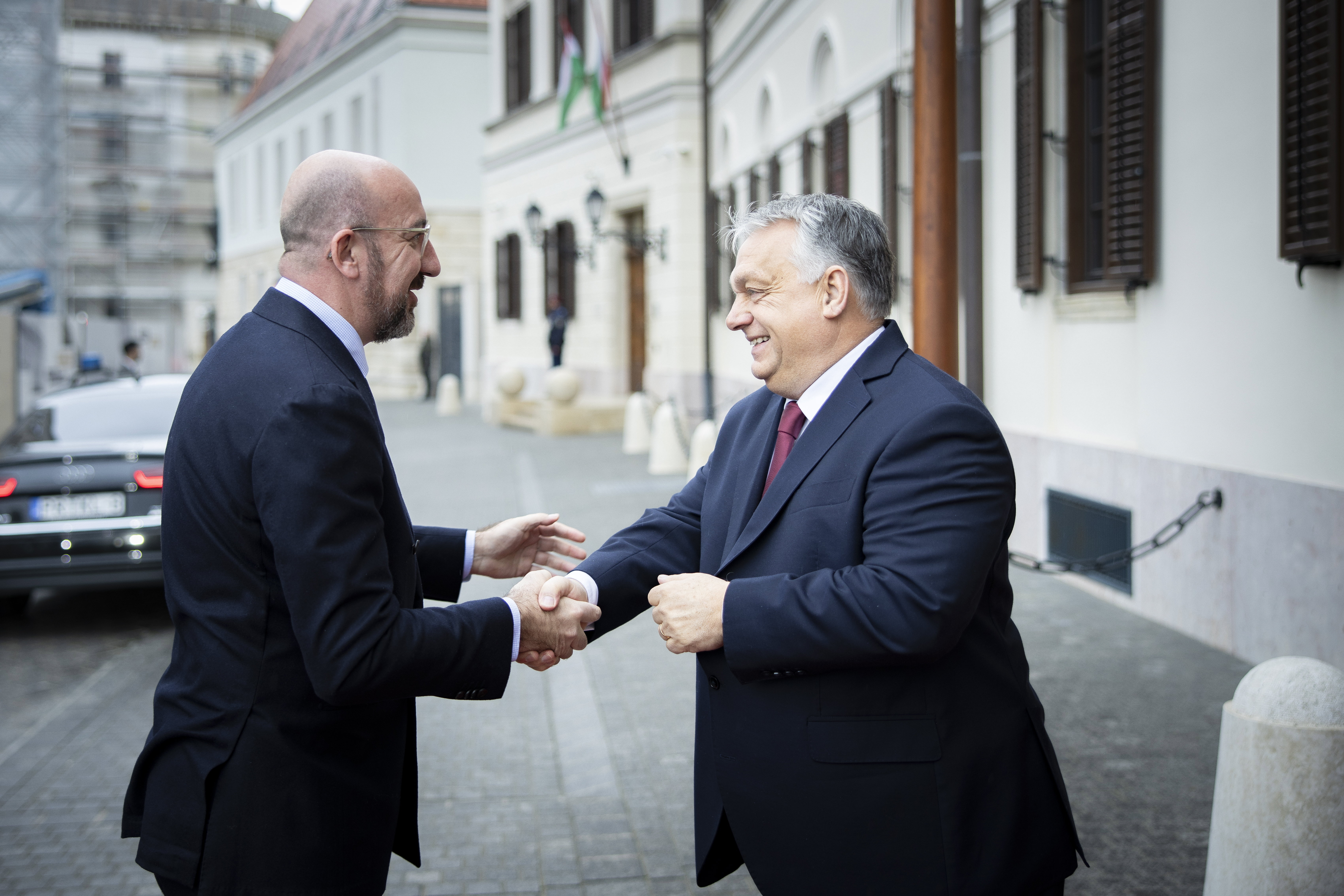 Orbán zsaroló levele után a Karmelitába jött az Európai Tanács elnöke, a magyar kormányfő nem egyedül fogadta Charles Michelt