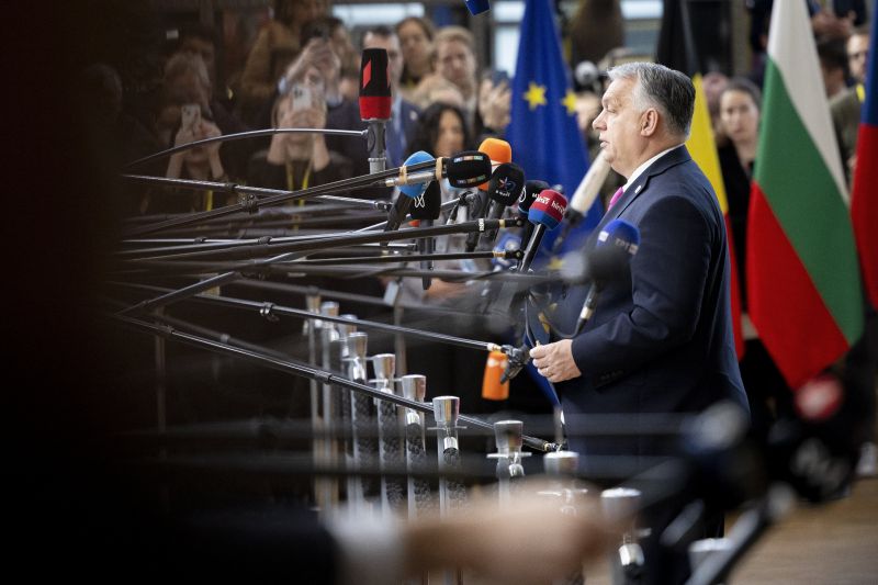 Orbán nem vétózott, de most megint fenyeget: "A magyar parlament majd behúzza a kéziféket"