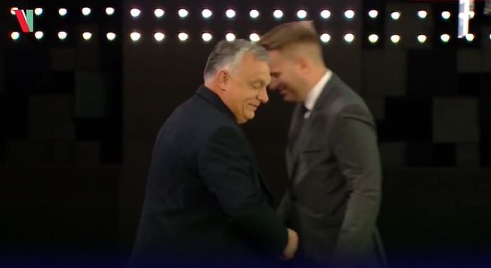 Orbán Viktor úgy beégette a neki hízelgő Bohár Dánielt a hatalmas közönség előtt, hogy még Schmidt Mária is kinevette a megafonost