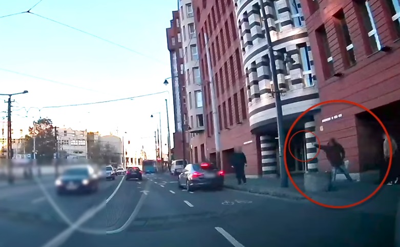 Videó: menet közben dobták be egy autó szélvédőjét Budapesten