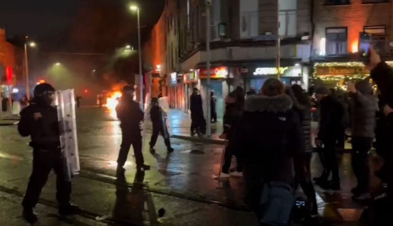 Gyerekeket késeltek Dublinban, a hírre zavargás tört ki