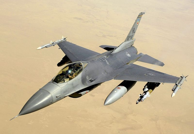 Románia felfegyverkezik: Megérkeztek az első F-16-os harci repülők