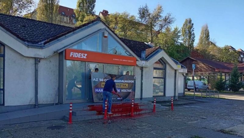 Vörös festékkel öntötték le a Fidesz irodáját