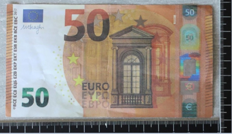 Fillérekből vett hamis 50 euróst, azzal fizetett a boltban – Szökésben lévő csalót keresnek a rendőrök