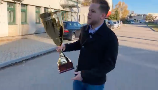 Fidesz tisztújító: Momentumos hadakozott a biztonsági őrökkel, hogy átadja az „Év Megszorítói díj győztesének” járó kupát – videó