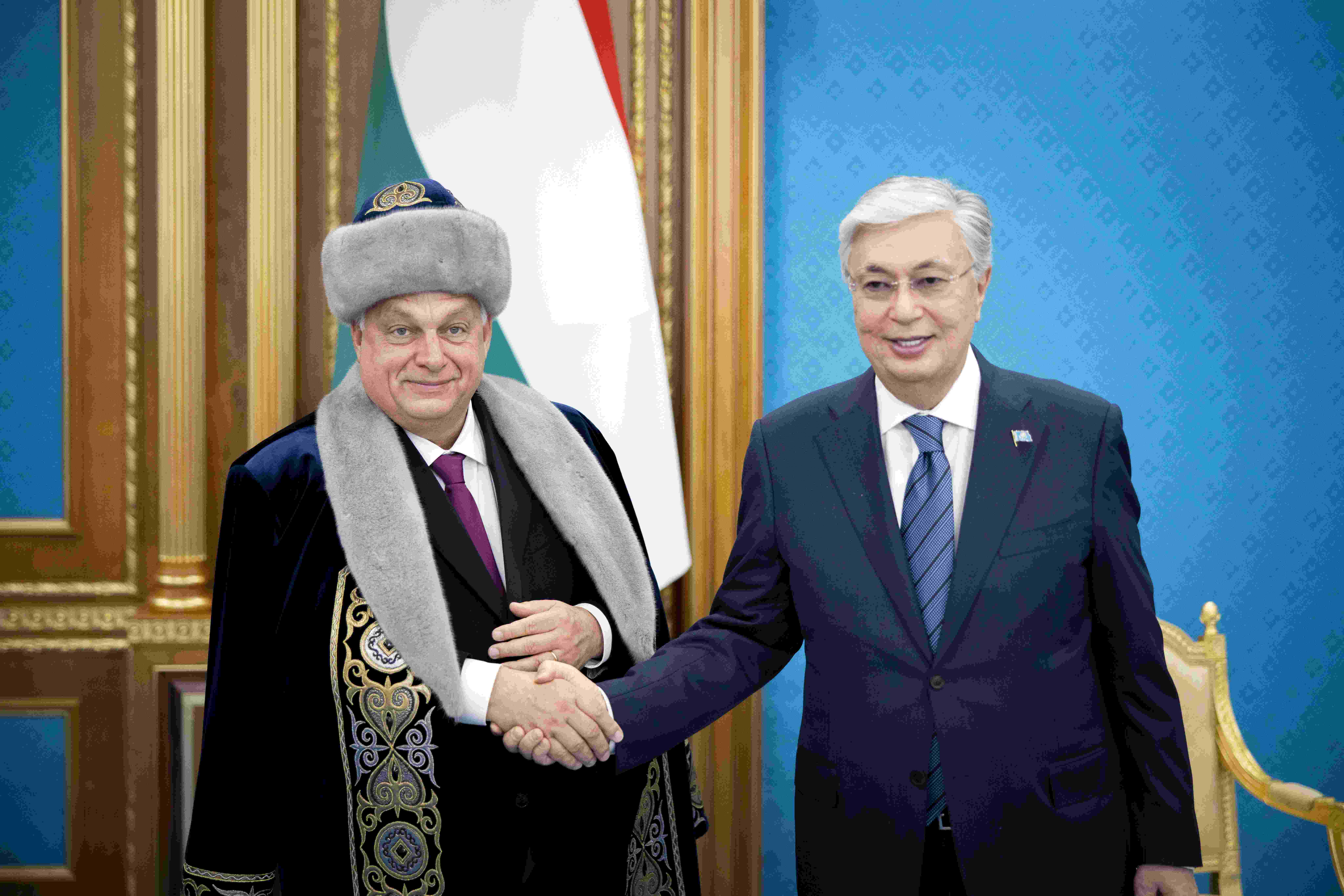 Orbán kipcsaknak öltözött Kazahsztánban