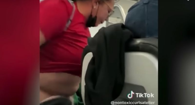 Videón a nő, aki letolta a nadrágját, és leguggolt pisilni egy repülőn