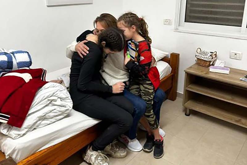 A Hamász fogságából szabadult magyar lányok végre átölelhették édesanyjukat – megható fotó az első találkozásról 