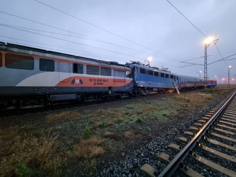Vonatok ütköztek a sápi vasútállomáson, többen megsérültek.