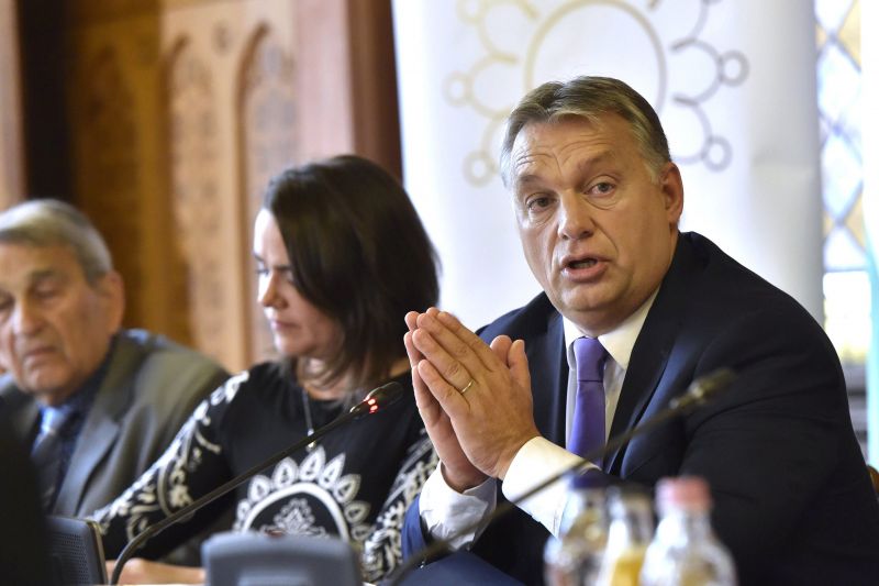 Orbánnak nem kell válaszolnia arra, hogy előre megfontolt szándékkal döntik-e be családja volt cégeit