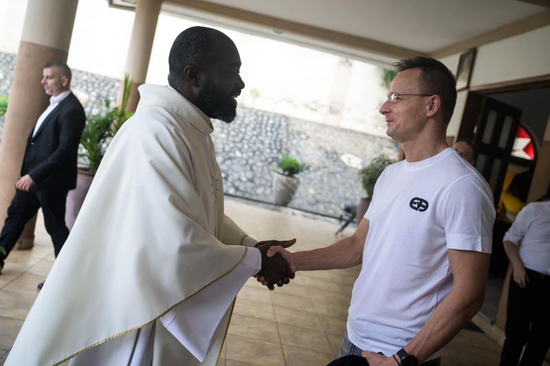 Szijjártó Péter kedvéért reggel hatkor tartottak misét Ghánában