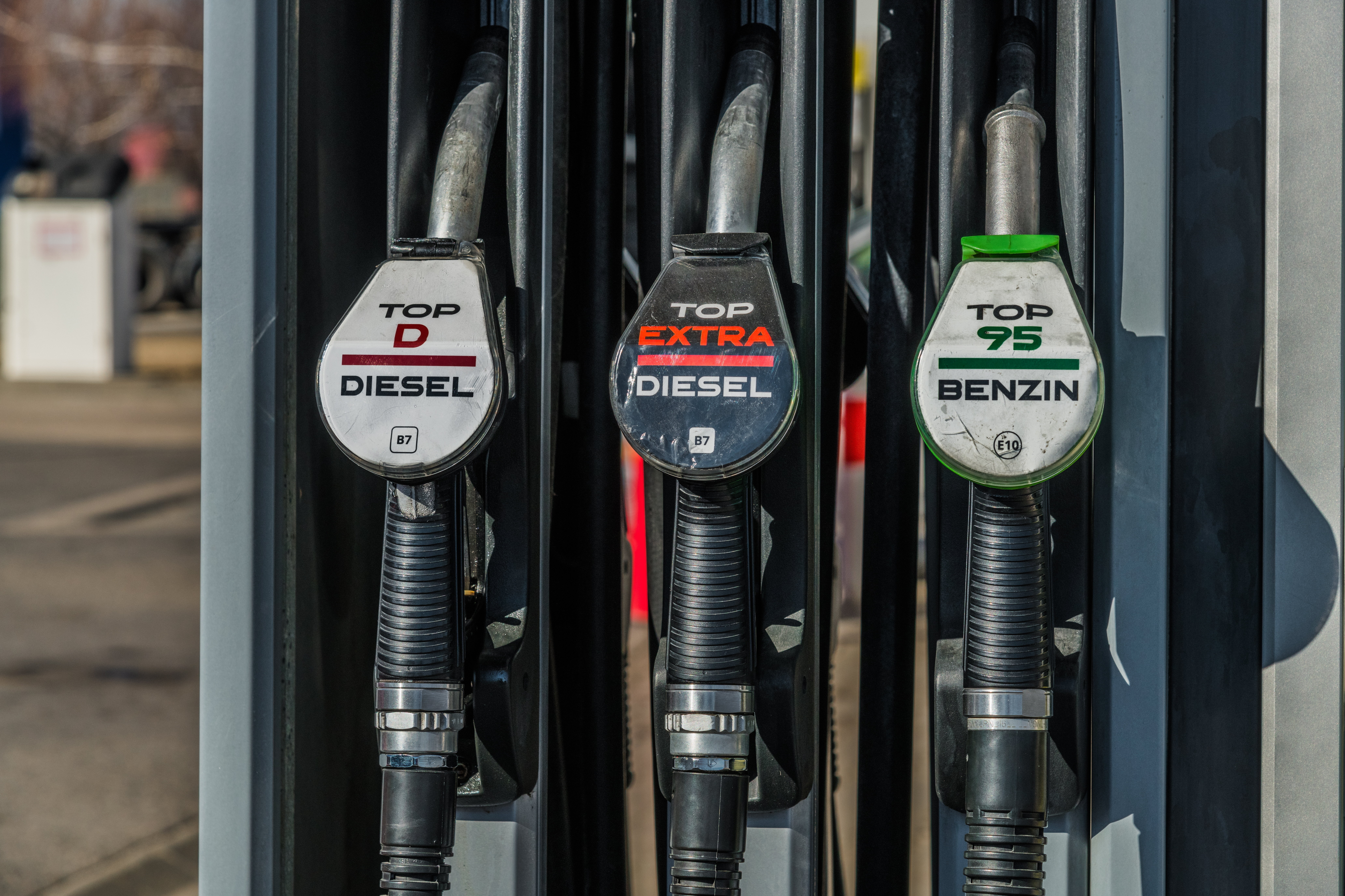Már a NAV oldalán is megjelent: 41 forinttal drágább lesz a benzin 2024-ben