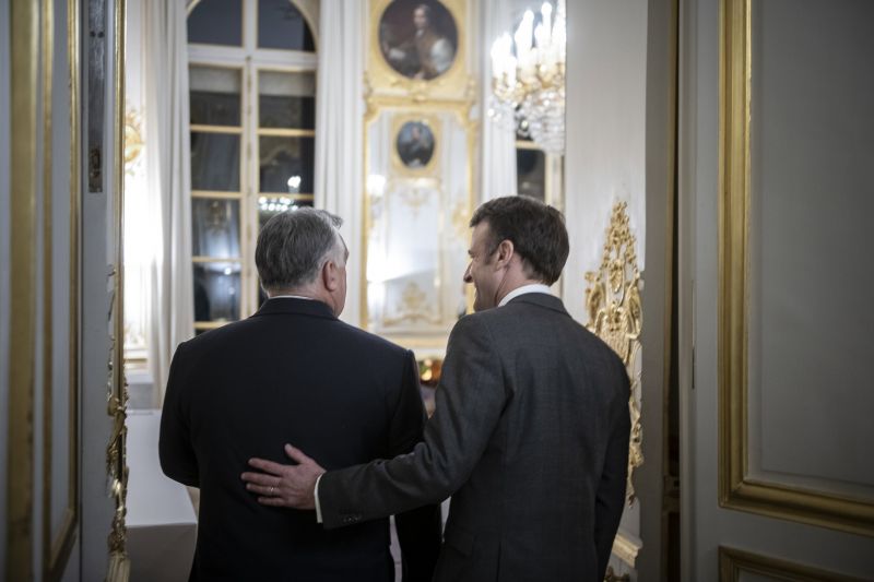 Orbán zsaroló levelei után Macron Párizsba hívja a magyar kormányfőt