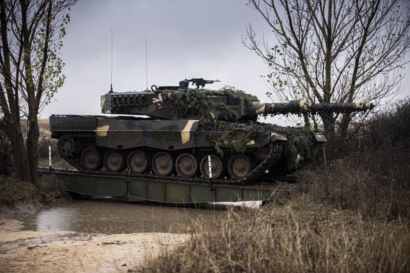 A békepárti kormány Magyarországra hozatta a legmodernebb Leopard harckocsikat, és ezzel még nincs vége 