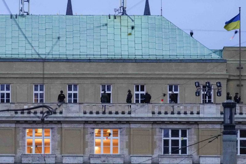 Prágai lövöldözés: Szombatra nemzeti gyásznapot hirdettek Csehországban – A támadó saját apját és egy két hónapos kislányt is megölt