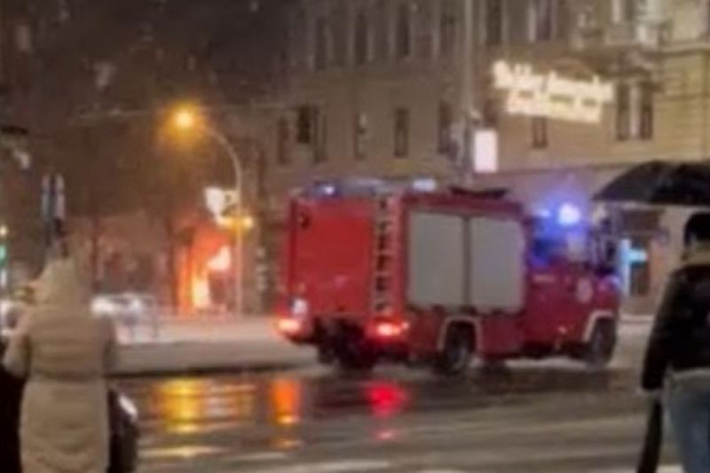 Videó: Lángolt egy raktár a Blaha Lujza téren, majdnem egy egész ház felgyulladt