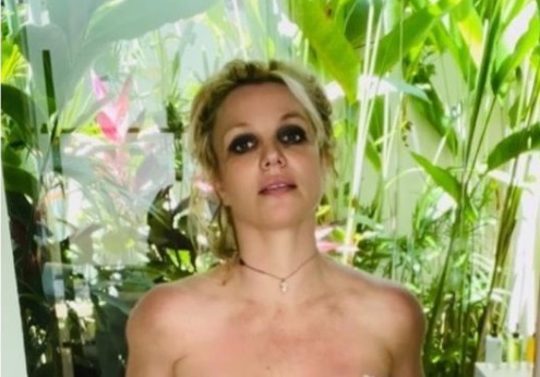 Britney Spears meztelen fenekét és melleit is megmutatta