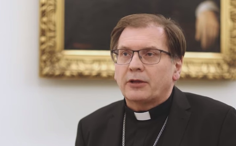 Naponta imádkozik Karsai Dánielért egy magyar püspök