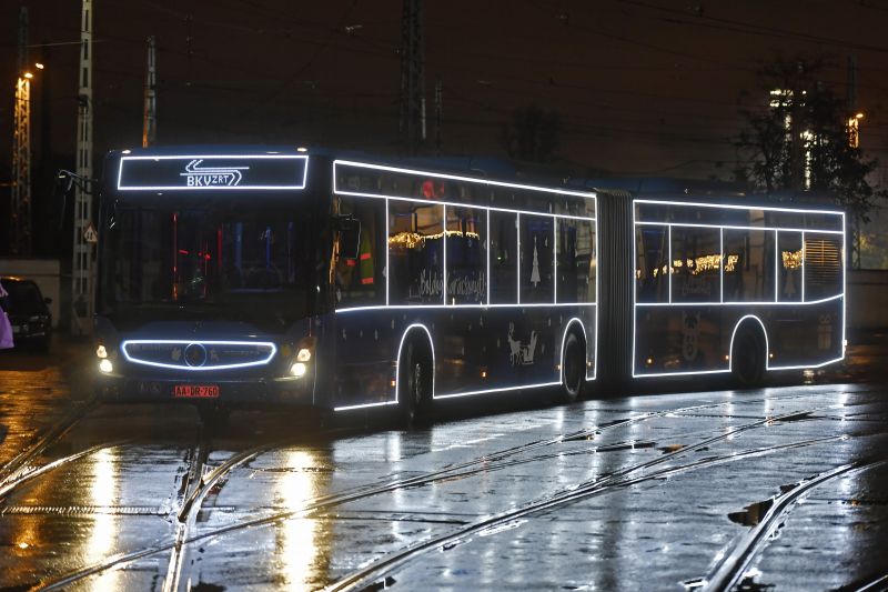 Fotókkal: elindultak a fényvillamosok és fénybuszok Budapesten