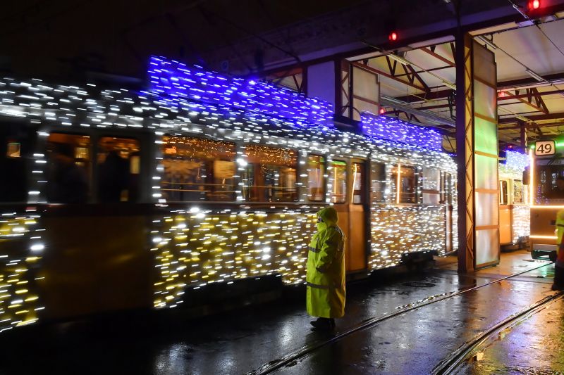 Fotókkal: elindultak a fényvillamosok és fénybuszok Budapesten