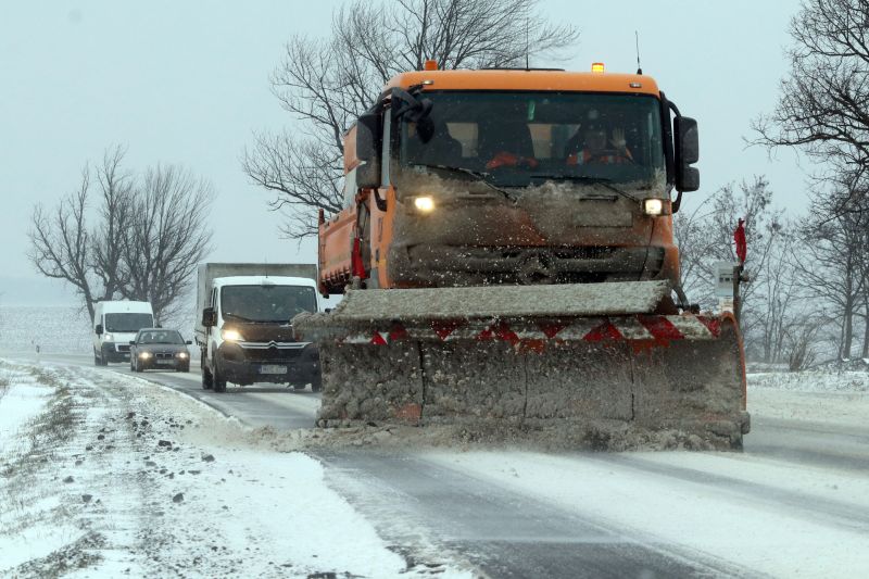 Jön a hó, egy rakás megyében elkezdték sózni az utakat