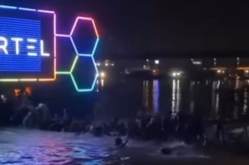 Videó: Szörnyű véget ért a karácsonyi buli, elsüllyedt egy emberekkel teli állóhajó Belgrádban