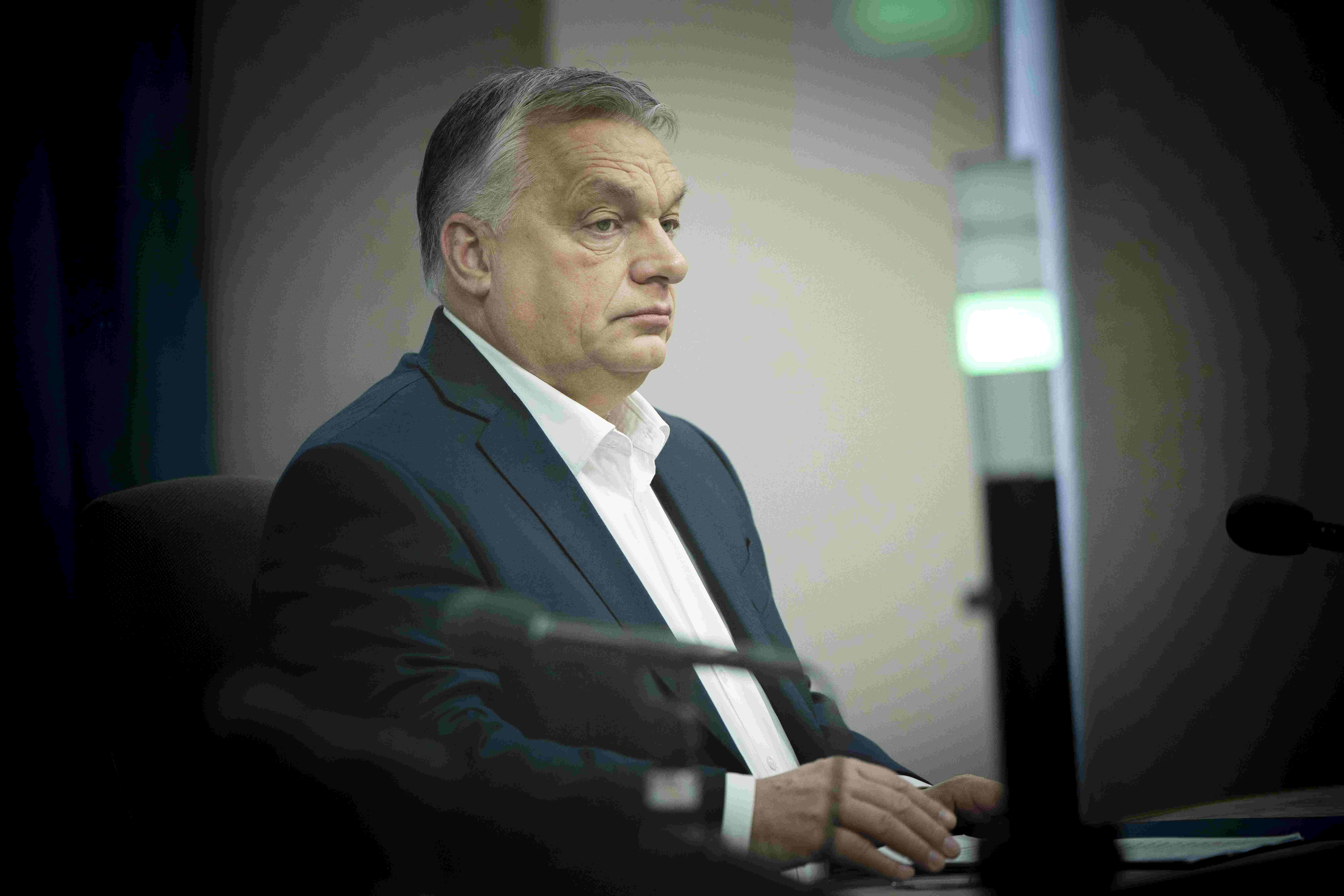 Orbán 2000 milliárdot tapsolt el a Brüsszel elleni harcával, négy évi pedagógus-béremelés is kijött volna a pénzből