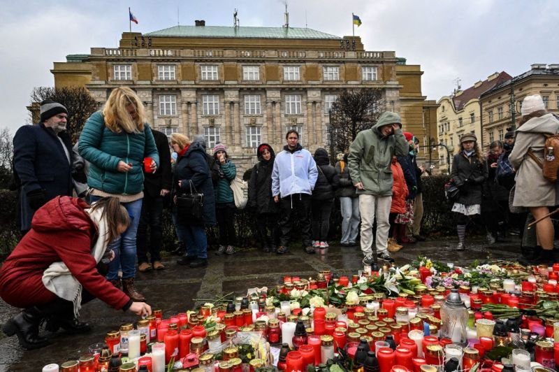 Pánik uralkodik Prágában a tömegmészárlás után – A tettes egy két hónapos kislányt is megölhetett