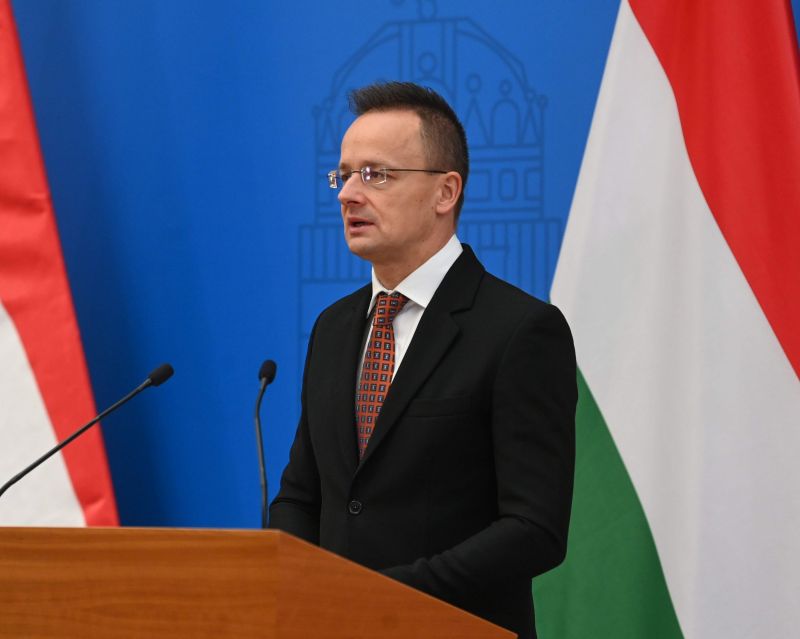 Összehozná Orbánt és Zelenszkijt az ukrán elnöki hivatal, Szijjártó nem volt elragadtatva az ötlettől