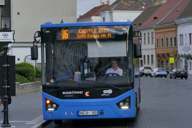 Forgalomváltozás Budapesten: kigyulladt egy kisbusz a budai Várban