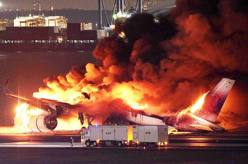 Brutális! Összeütközött két repülő a tokiói reptéren, öten meghaltak