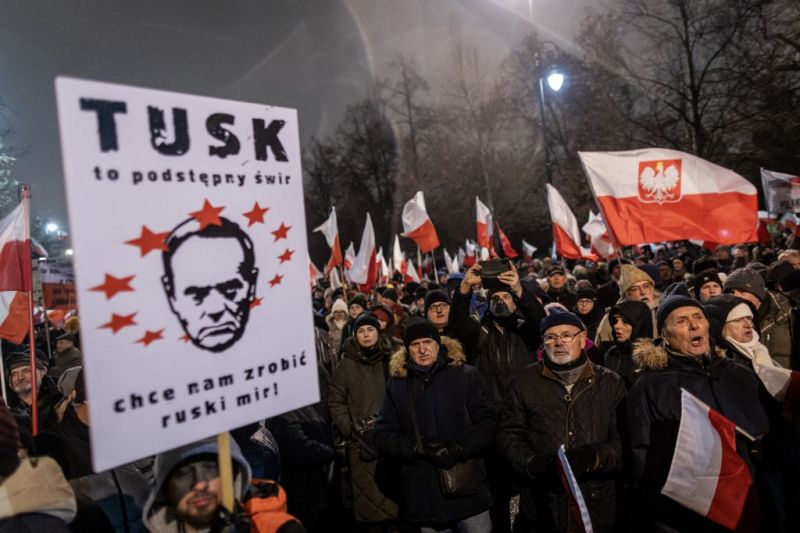 Varsó forrong: több tízezren mentek utcára Tusk kormánya ellen tüntetni