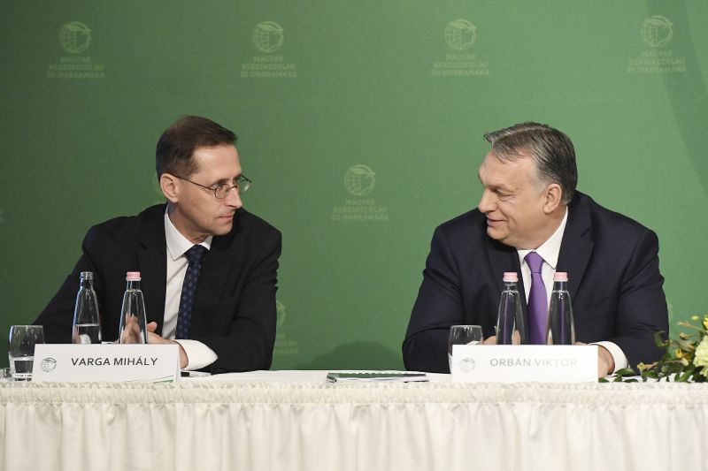 Varga Mihály 2,5 milliárd dollárt tart magánál, Orbán EU-s alkudozáshoz szükséges papírokat