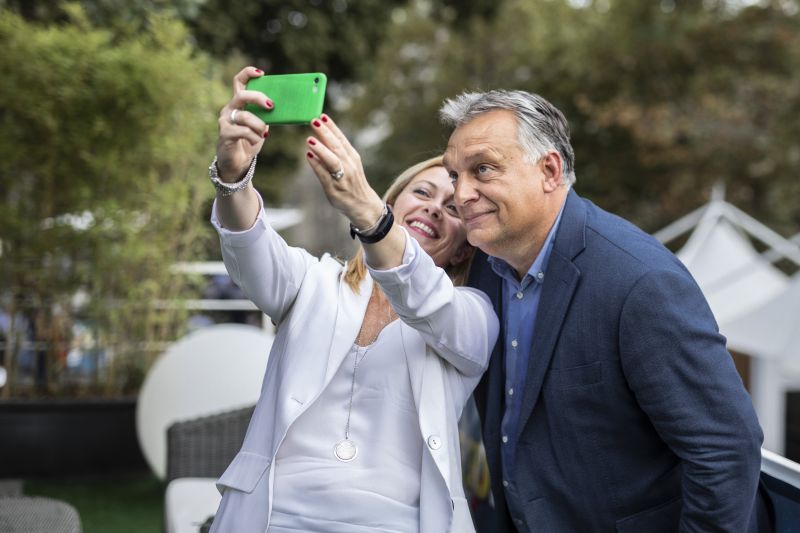 Nagy bajban van Orbán Viktor! Giorgia Meloni csak akkor engedi európai pártcsaládjához csatlakozni a Fideszt, ha összeborul Zelenszkij ukrán elnökkel 
