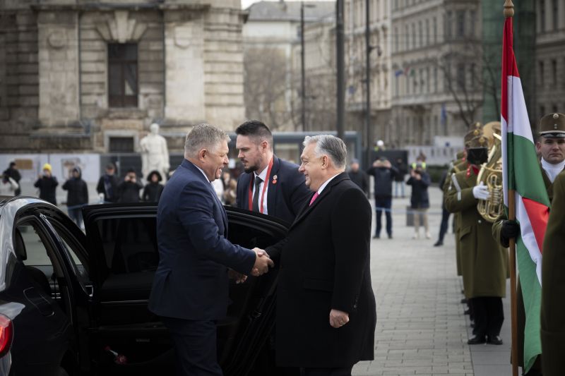 A magyarellenes kirohanásairól ismert Robert Ficót tárt karokkal fogadta Orbán – Gépfegyveres testőreit sem hozta ezúttal a Sólyom Lászlót Szlovákiából kitiltó miniszterelnök 