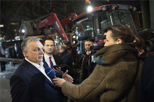 Orbán Viktor tüntető gazdákkal találkozott Brüsszelben: Az európai vezetőknek sokkal jobban oda kellene figyelniük az emberek szavára
