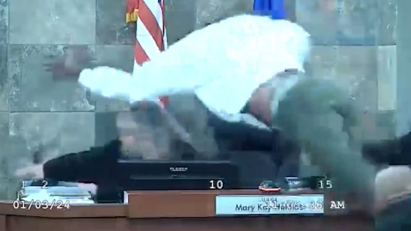 Tárgyalás közben durrant el a vádlott agya, megverte a bírónőt – videó!