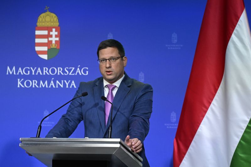 Orbán évértékelője előtt csitítaná a kedélyeket a kormány – A rendkívüli időpontban meghirdetett kormányinfón Balog Zoltánról is lehet kérdezni 