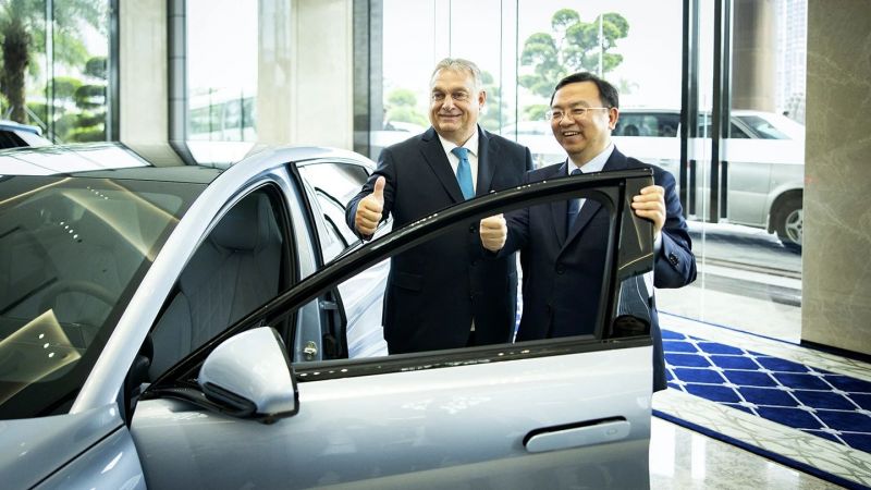 Orbánék autógyárat csináltak az országból, a beruházások ötödét közpénzből állja az állam