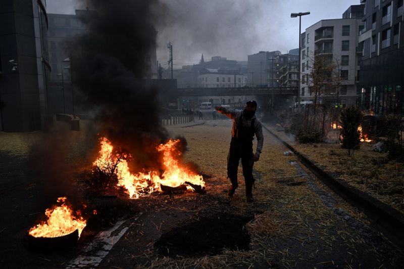 Szalmabálákat és autógumikat gyújtottak fel a traktoros tüntetők Brüsszelben