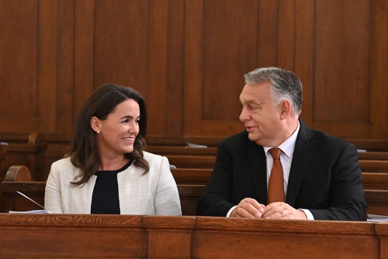 Novák Katalin „jó szívvel fogja aláírni” az alkotmánymódosítást, amit Orbán miatta nyújtott be