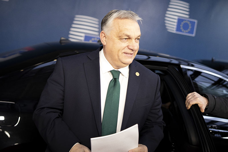 Hullanak a fejek – Orbán azonnali hatállyal menesztett két embert